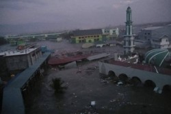 Tsunami Hantam Pesisir Palu