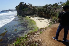 Menikmati Ketenangan Pantai Nglolang Gunungkidul