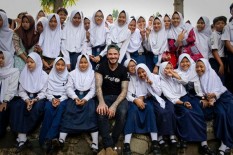 Unggah Foto Bersama Anak-Anak Indonesia, David Beckham Sampaikan Duka atas Gempa Sulawesi