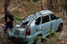 Pengemudi Lalai, Mobil Daihatsu Xenia Terjun Bebas, 1 Penumpang Tewas