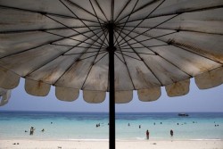 Merokok di Pantai Thailand Bisa Dipenjara hingga Satu Tahun