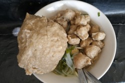 Mencicipi Bakso Jumbo Tempuran yang Murah Meriah