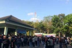  Tak Bisa Nonton Derbi PSS vs PSIM di Stadion, Suporter PSS Sleman Nobar di Kantor Camat Sambil Berdonasi