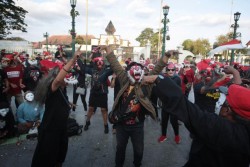 Ingatkan Bahaya Hoaks, Rejo Mulia Gelar Flashmob di Titik Nol KM Jogja