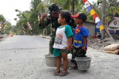 Di Balecatur, Gamping, Anak-Anak Ikut Kerja Bakti bersama TNI 