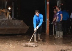 Luar Biasa, Rafael Nadal Mengepel Lumpur Bekas Banjir