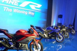Yamaha Pasarkan Dua Motor Sport R25 dan R3