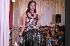 Aih, Cantiknya Paula Verhoeven di Paris Fashion Show