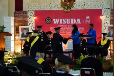 Mewisuda Mahasiswa, Ini Pesan Ketua STIM YKPN