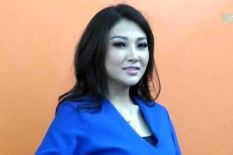  Kuliah Lagi, Sarwendah Ngerjakan Tugas Kuliah sambil Bawa Anak