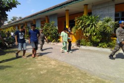 Ngamar Siang Bolong 4 Pasangan Nonsuami Istri Digaruk Satpol PP, Petugas Temukan Kondom