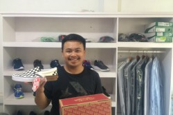 Merintis Bisnis Distro dari Alas Kaki & Jam Imitasi