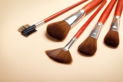 Jangan Dipakai Terus, Alat Make Up Juga Perlu Dirawat