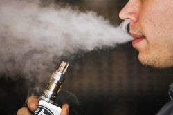 Penelitian Terbaru, Rokok Elektrik Memicu Radang Paru-Paru   