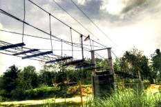 Bantuan Pemerintah Tak Jua Datang, Warga Bangun Jembatan Jelok Secara Swadaya