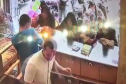 Tertipu Penampilan Santun, Emas 100 Gram Dibawa Kabur Rombongan Emak-Emak Berjilbab