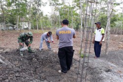 Harmoni Polisi dan TNI, Polsek Gamping Bantu Prorgam TMMD