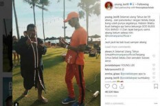 Pose Bareng Young Lex, Sandal Jepit Hotman Paris Jadi Sorotan