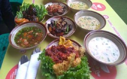 Mencicipi Bermacam Jenis Soto Warung Tarwan di Bandung