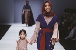 Motif Mickey Mouse dalam Busana Muslim