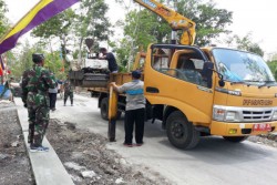 Penasaran Satgas TMMD Ikut Kemudikan Alat Pengeras Jalan