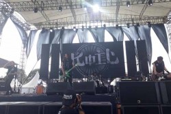 Jadi Pembuka Jogjarockarta, Vokalis Koil Banting Gitar sampai Remuk