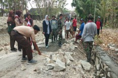 Mahasiswa Unisa Ikut Membantu Program TMMD
