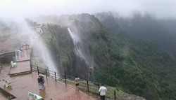 Siap-Siap Kuyup di Kalvashet Point, Air Terjun yang Muncrat ke Atas di India