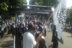 Adang Massa Aksi Bela Tauhid, Polisi Berpeci Putih Berkalung Sorban Diterjunkan