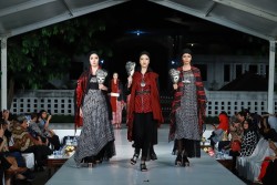 Lia Mustafa, Memadukan Batik Jogja dan Cirebon dalam Hidden The Mask