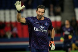 Napoli vs PSG: Buffon Peringatkan Rekannya tentang Kesulitan Bermain di Napoli