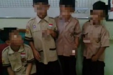 Duh, Belasan Siswa SD Dihukum Guru dengan Merokok di Depan Kelas