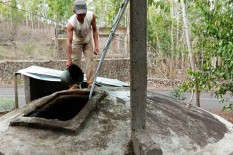 Warga Gunungkidul Mulai Bersihkan Bak Air Hujan