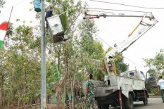 Satgas TMMD Pasang LPJU di Dusun Temuwuh