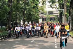 Pakai Baju Pejuang dan Naik Sepeda Onthel, Gaya Jokowi Ini Jadi Sorotan