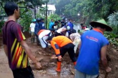 Jalan Penghubung Banjarnegara-Kebumen Tertutup Longsor