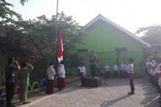 Tanamkan Jiwa Kepahlawanan, SDIT di Bantul Ini Datangkan Anggota Brimob saat Upacara Bendera