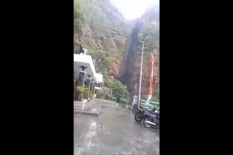 Kejadian Tak Biasa, Air Terjun Sedudo Berubah Warna Jadi Hitam