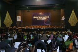 Serunya Ratusan Orang Ikut Macapat Massal di Sleman