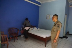 Ngamar Siang Bolong Pasangan Bukan Suami Istri Kena Razia, Petugas Temukan Pil Anti Hamil