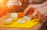 Talenan Plastik atau Kayu? Ini yang Lebih Sehat