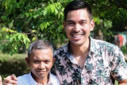 Joko, Guru SMK di Kendal yang Di-bully Murid Dapat Hadiah dari Robby Purba