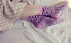 Tidur Mengenakan Kaus Kaki Basah Ternyata Banyak Manfaatnya Lho