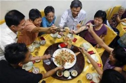 PARENTING: Banyak Manfaatnya, Makan Malam Bersama Keluarga Harus Dipertahankan