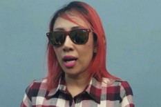 Sambil Mandi Susu, Dewi Sanca Kembali Pose Bugil