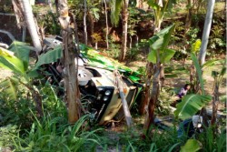 Mobil Bak Terbuka Mengangkut Pakan dan Penumpang Celaka di Gunungkidul