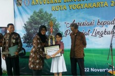 DLH Jogja Beri Penghargaan Lingkungan Hidup kepada Penulis Cilik