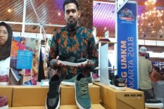 Angkat Potensi Stagen Moyudan lewat Sepatu Sneakers