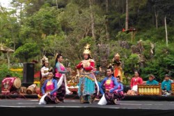 Unik, Sendratari Sugriwa Subali di Gua Kiskendo Libatkan Wisatawan dan Warga