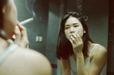 Merokok, Laura Basuki Bikin Kaget Warganet
